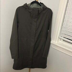 Uniqlo Women's Blocktech coat in Dark Olive Green